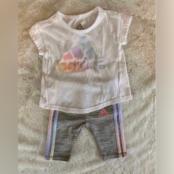 âSOLDâ ADIDAS BABY GIRL CAPRI LEGGINGS & TEE SHIRT OUTFIT OMBRĂ RAINBOW 3M - Picture 2 of 5